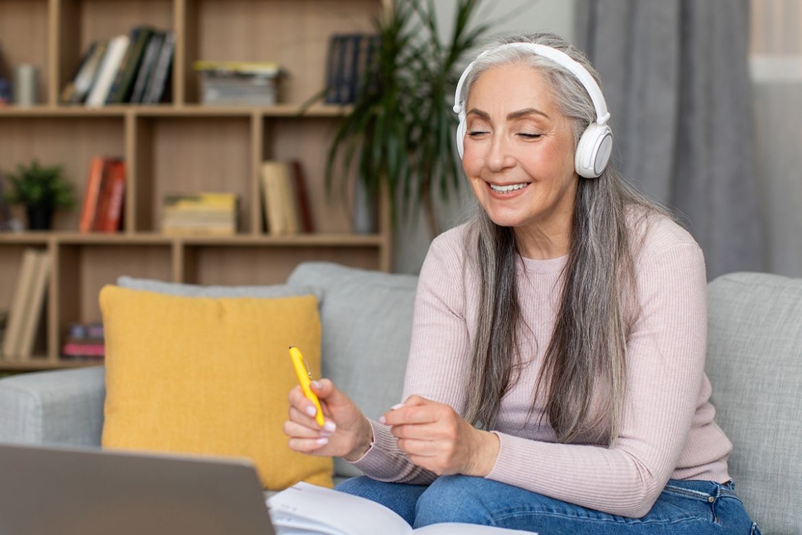 Lady learning online
