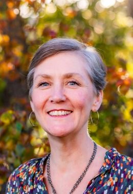 A headshot of Lisa Gates smiling